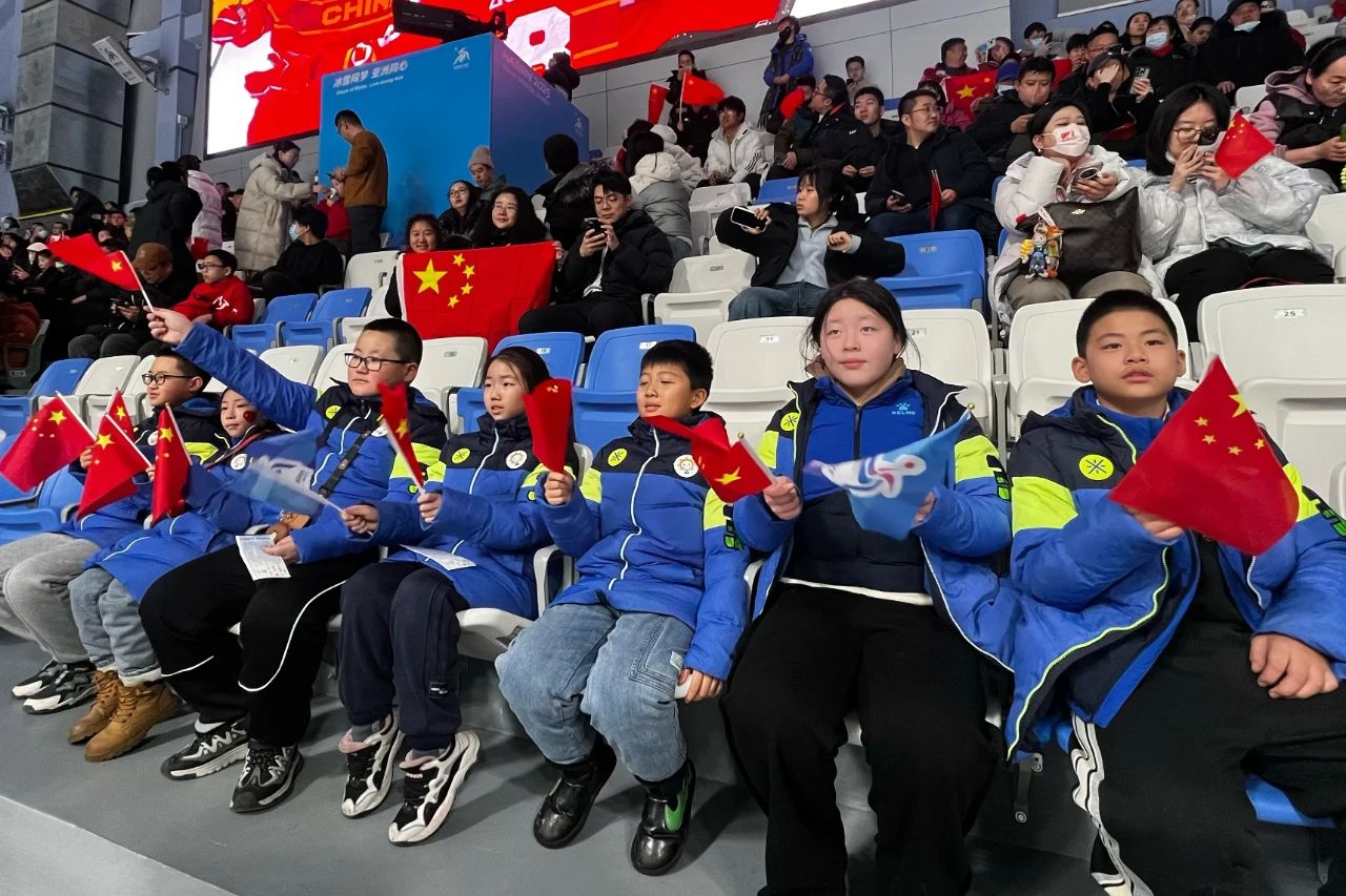 c7c7娱乐平台入口公益圆梦希望学子观看亚冬会冰球赛事